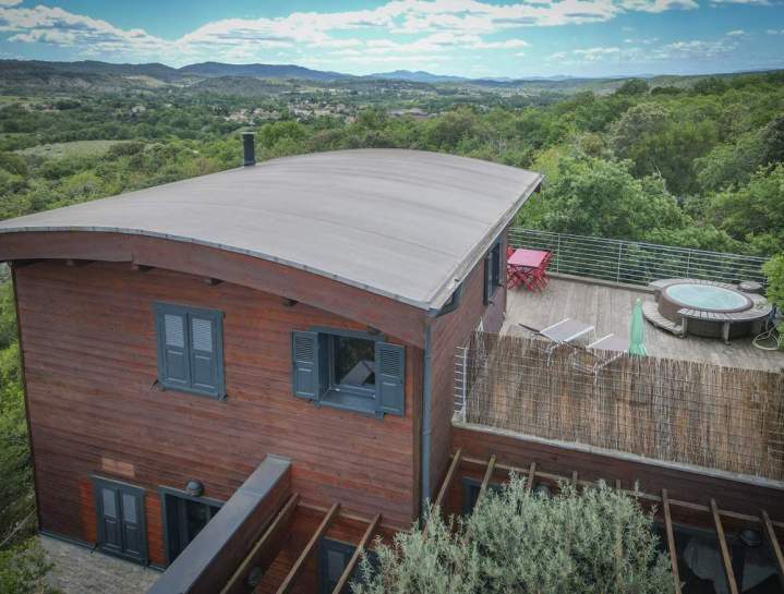 Détente absolue avec sauna, jacuzzi et nature